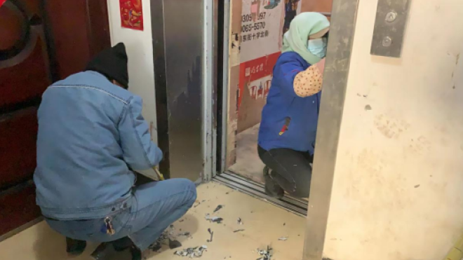 【“三抓三促”行动进行时】景泰县民安物业有限公司开展专项清理行动整治小区电梯“牛皮癣”